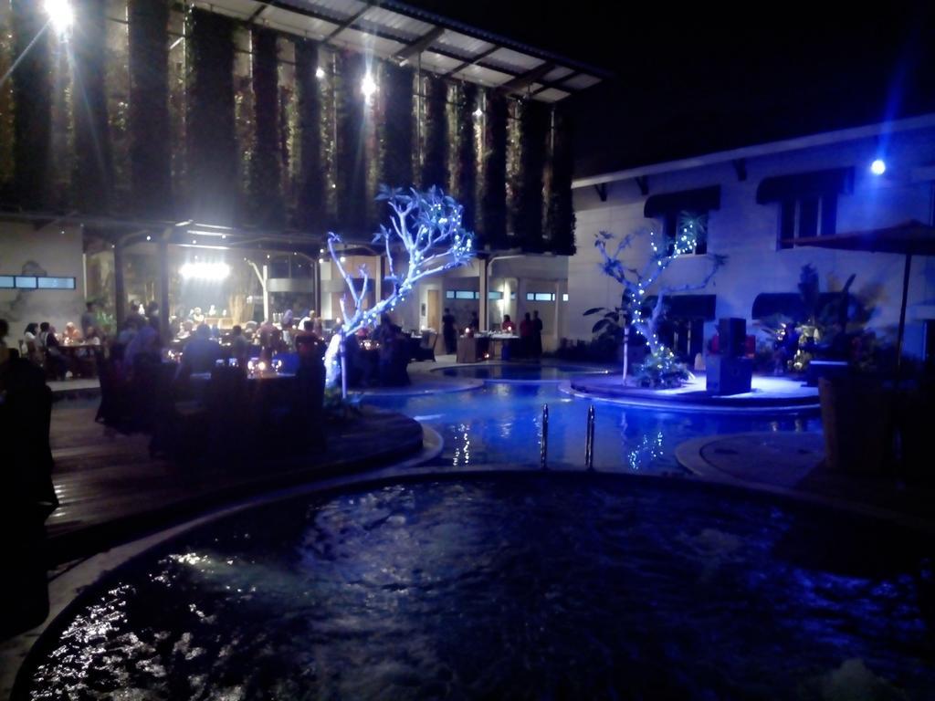 Patra Bandung Hotel Екстериор снимка