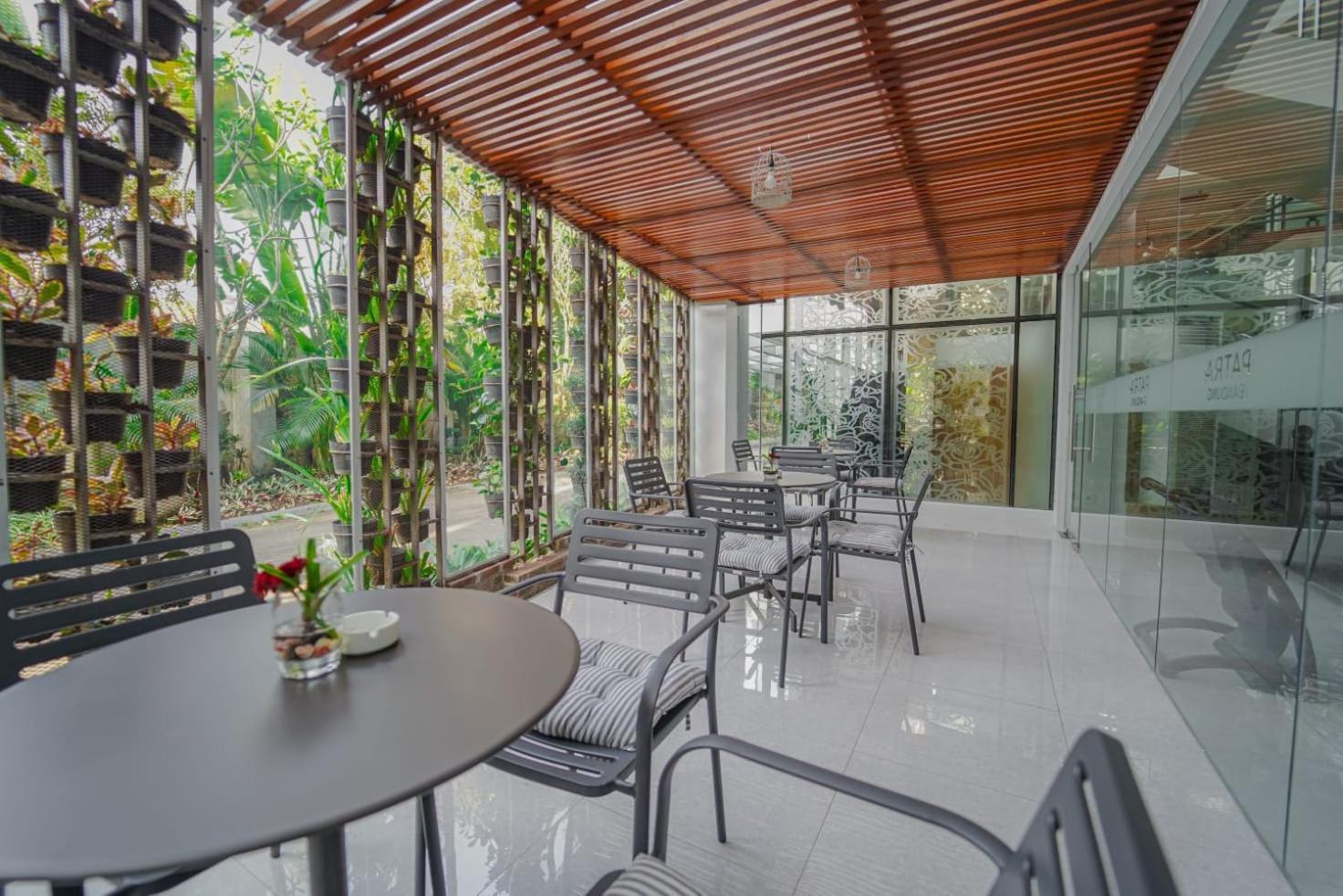 Patra Bandung Hotel Екстериор снимка