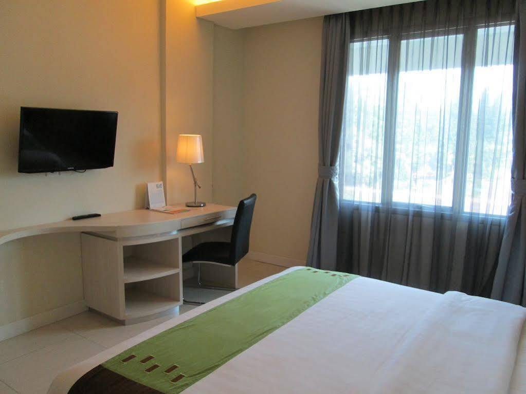 Patra Bandung Hotel Екстериор снимка